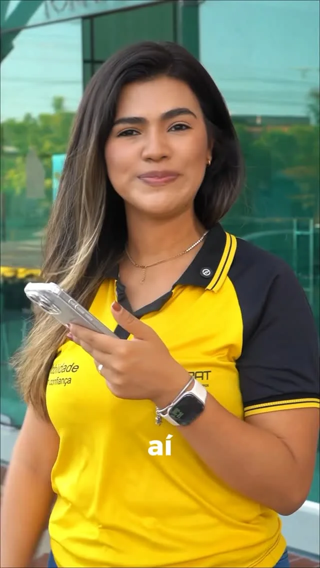 Atendente da BomPraT de camisa amarela